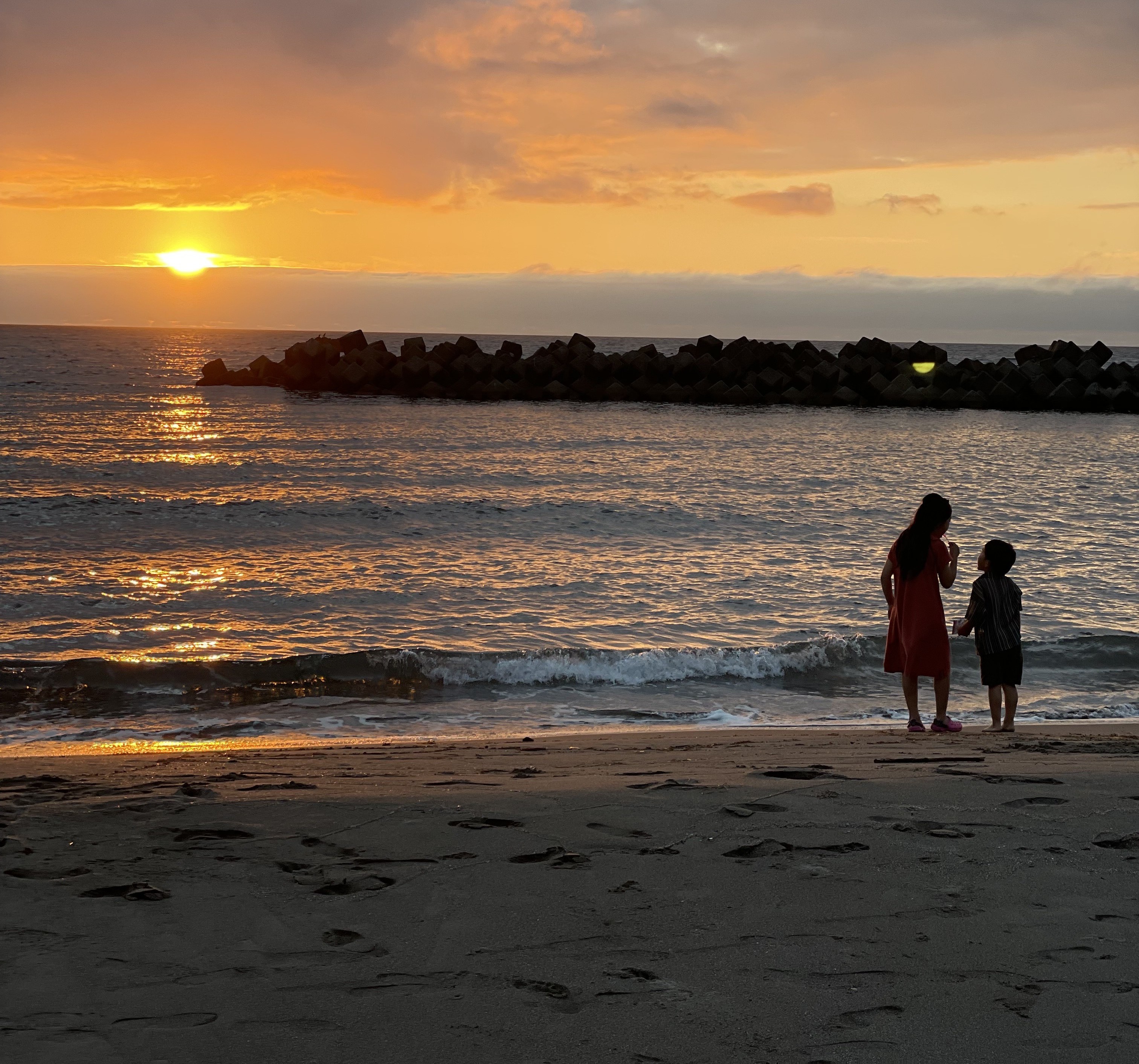 せたなの夕焼けと親子